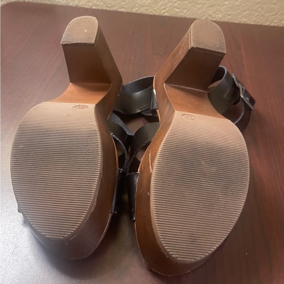 Universal Thread Black and Brown Platform Sandals with Crisscross Straps - Picture 3 of 11